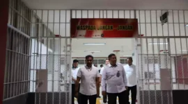 Keterangan foto : Kakanwil Kemenkumham Jabar R. Andika Prasetya didampingi oleh Kalapas Narkotika Kelas IIA Gunung Sindur Dedy Cahyadi, meninjau langsung peningkatan sarana dan prasarana layanan publik yang ada, Jumat (12/1/2024)