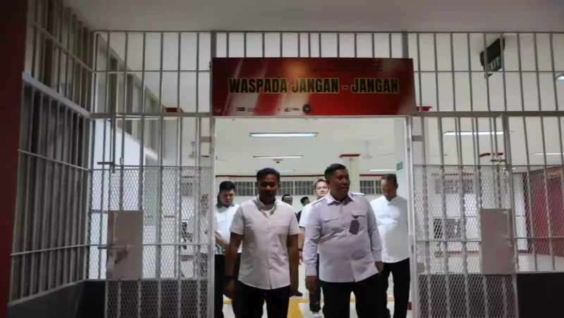 Keterangan foto : Kakanwil Kemenkumham Jabar R. Andika Prasetya didampingi oleh Kalapas Narkotika Kelas IIA Gunung Sindur Dedy Cahyadi, meninjau langsung peningkatan sarana dan prasarana layanan publik yang ada, Jumat (12/1/2024)