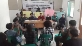 Keterangan foto : Mahasiswa Banten menegaskan bahwa penyebaran tabloid achtung beberapa waktu lalu merupakan penyampaian data dan fakta yang perlu diketahui oleh publik, Selasa (16/1/2024)