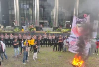Keterangan foto : Seratusan pemuda dan mahasiswa asal Nias Utara dan Sumatera Utara yang tergabung dalam Koalisi Mahasiswa dan Pemuda Anti Korupsi Sumatera Utara (KAMPAK-SU) menggeruduk kantor Komisi Pemberantasan Korupsi (KPK), Rabu (17/1/2024)