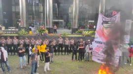 Keterangan foto : Seratusan pemuda dan mahasiswa asal Nias Utara dan Sumatera Utara yang tergabung dalam Koalisi Mahasiswa dan Pemuda Anti Korupsi Sumatera Utara (KAMPAK-SU) menggeruduk kantor Komisi Pemberantasan Korupsi (KPK), Rabu (17/1/2024)
