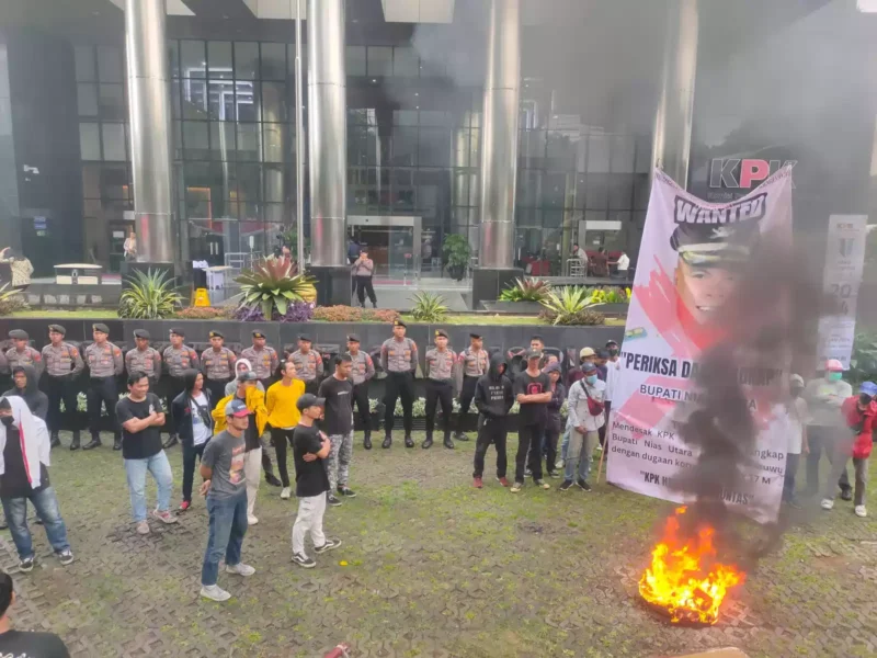 Keterangan foto : Seratusan pemuda dan mahasiswa asal Nias Utara dan Sumatera Utara yang tergabung dalam Koalisi Mahasiswa dan Pemuda Anti Korupsi Sumatera Utara (KAMPAK-SU) menggeruduk kantor Komisi Pemberantasan Korupsi (KPK), Rabu (17/1/2024)