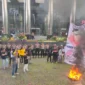 Keterangan foto : Seratusan pemuda dan mahasiswa asal Nias Utara dan Sumatera Utara yang tergabung dalam Koalisi Mahasiswa dan Pemuda Anti Korupsi Sumatera Utara (KAMPAK-SU) menggeruduk kantor Komisi Pemberantasan Korupsi (KPK), Rabu (17/1/2024)