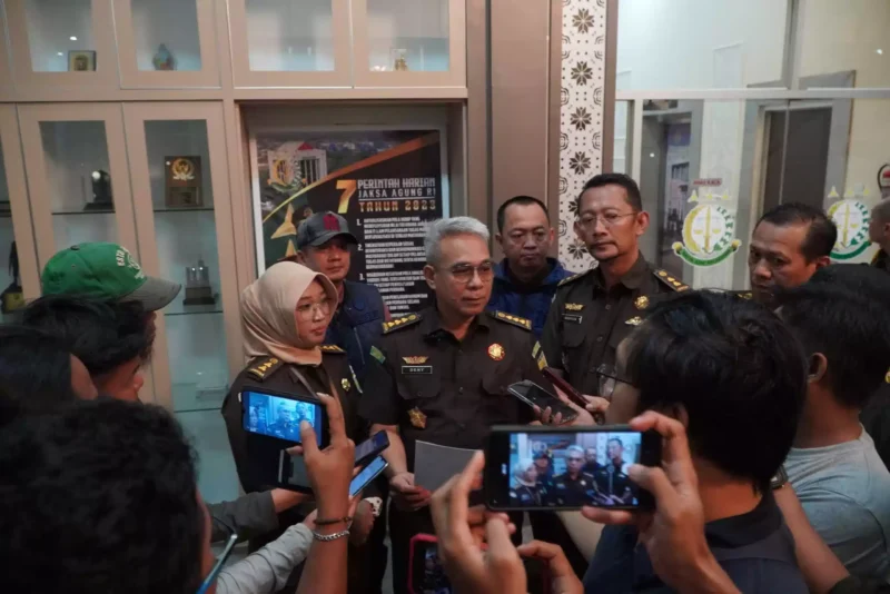 Keterangan foto : Kejaksaan Tinggi (Kejati) Sumatera Selatan menangkap seorang tersangka pelaku tindak pidana korupsi dana nasabah bank pelat merah, Rabu (17/1/2024)