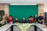 Keterangan foto : Penyidik Kejaksaan Tinggi Kalimantan Tengah melakukan penahanan terhadap 2 orang tersangka, Rabu (17/1/2024)