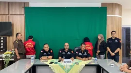 Keterangan foto : Penyidik Kejaksaan Tinggi Kalimantan Tengah melakukan penahanan terhadap 2 orang tersangka, Rabu (17/1/2024)