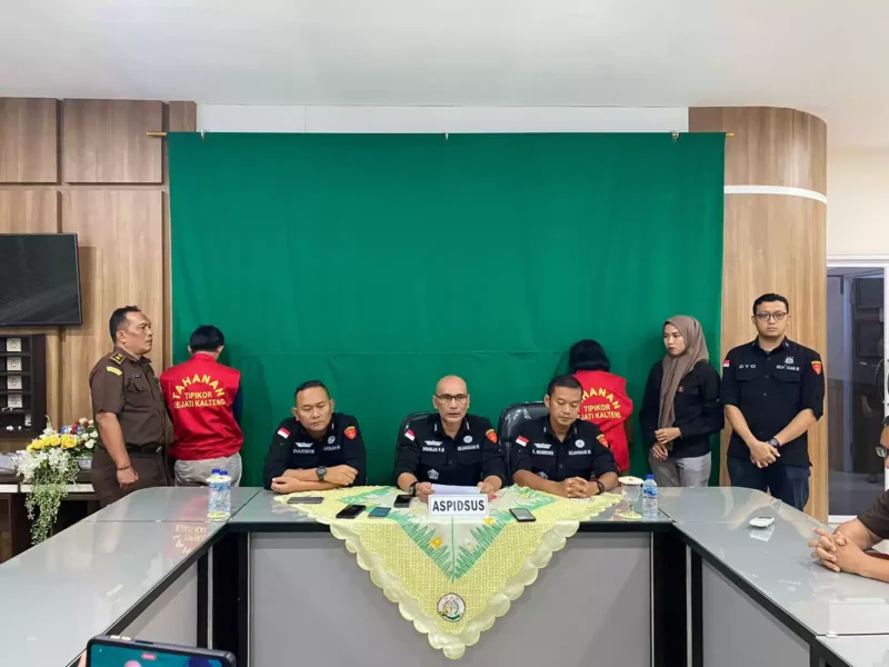 Keterangan foto : Penyidik Kejaksaan Tinggi Kalimantan Tengah melakukan penahanan terhadap 2 orang tersangka, Rabu (17/1/2024)