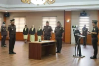 Keterangan foto : Kepala Kejaksaan Negeri (Kajari) Jakarta Pusat, Dr. Safrianto Zuriat Putra melantik dan mengambil sumpah jabatan Kepala Seksi Tindak Pidana Umum (Kasi Pidum), Fatah Chotib Uddin, Sabtu (20/1/2024)