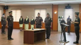 Keterangan foto : Kepala Kejaksaan Negeri (Kajari) Jakarta Pusat, Dr. Safrianto Zuriat Putra melantik dan mengambil sumpah jabatan Kepala Seksi Tindak Pidana Umum (Kasi Pidum), Fatah Chotib Uddin, Sabtu (20/1/2024)