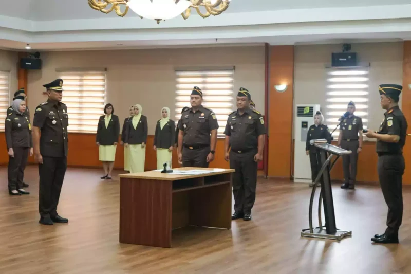 Keterangan foto : Kepala Kejaksaan Negeri (Kajari) Jakarta Pusat, Dr. Safrianto Zuriat Putra melantik dan mengambil sumpah jabatan Kepala Seksi Tindak Pidana Umum (Kasi Pidum), Fatah Chotib Uddin, Sabtu (20/1/2024)