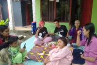 Keterangan Foto: Relawan Gibran Fans sambangi warga Rangkasbitung.