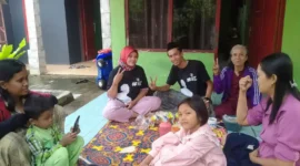 Keterangan Foto: Relawan Gibran Fans sambangi warga Rangkasbitung.