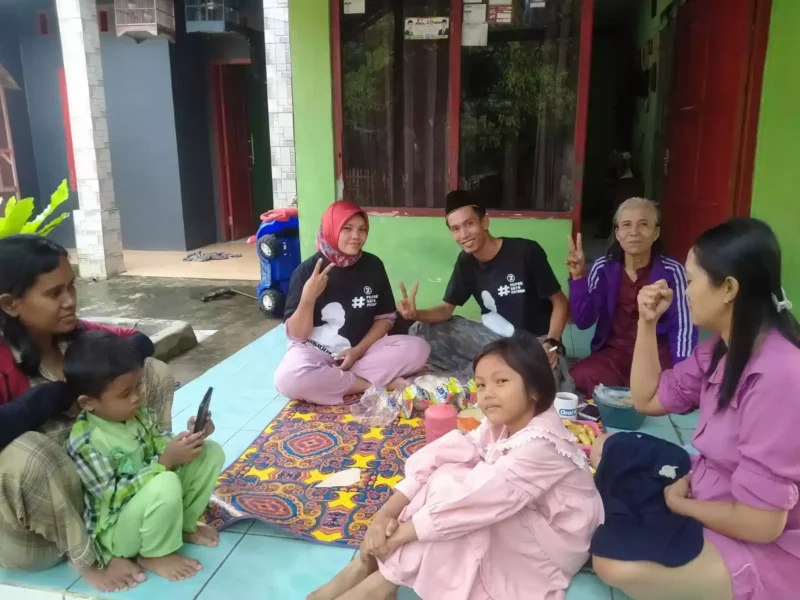 Keterangan Foto: Relawan Gibran Fans sambangi warga Rangkasbitung.