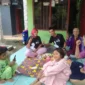 Keterangan Foto: Relawan Gibran Fans sambangi warga Rangkasbitung.
