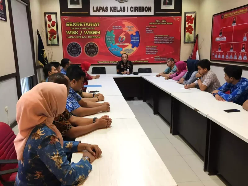 Keterangan foto : Kalapas Cirebon Yan Rusmanto Berikan Penguatan Pada Jajaran Tata Usaha Lapas, (Sabtu, 20/1/2024) 