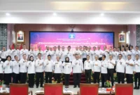 Keterangan foto : Kepala Lapas Narkotika Kelas IIA Gunung Sindur Dedy Cahyadi mengikuti Acara Penandatanganan Komitmen Bersama Pembangunan Zona Integritas Menuju Wilayah Bebas dari Korupsi dan Wilayah Birokrasi Bersih dan Melayani, Sabtu (20/1/2024)