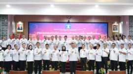 Keterangan foto : Kepala Lapas Narkotika Kelas IIA Gunung Sindur Dedy Cahyadi mengikuti Acara Penandatanganan Komitmen Bersama Pembangunan Zona Integritas Menuju Wilayah Bebas dari Korupsi dan Wilayah Birokrasi Bersih dan Melayani, Sabtu (20/1/2024)