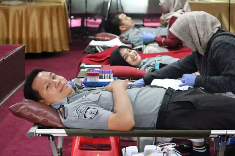 Keterangan foto : Petugas Lapas Cirebon Ikuti Donor Darah Meriahkan Hari Bhakti Imigrasi ke 74,(Selasa, 23/1/2024) 