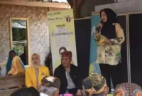 Keterangan foto : Anggota Komisi III DPR RI dapil Lebak - Pandeglang, Adde Rosi saat sosialisasi Caleg di Cibeber, Kamis (25/1/2024)