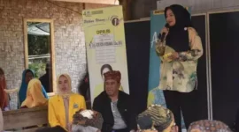 Keterangan foto : Anggota Komisi III DPR RI dapil Lebak - Pandeglang, Adde Rosi saat sosialisasi Caleg di Cibeber, Kamis (25/1/2024)