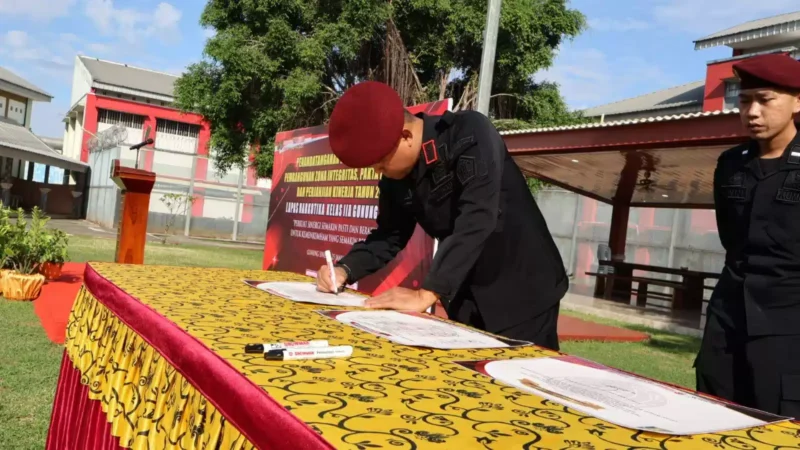 Keterangan foto : Pakta Integritas dan Perjanjian Kinerja Tahun 2024 bertempat di Lapangan Upacara area dalam, Kamis (25/01)
