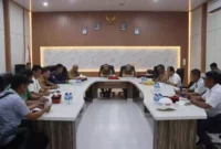 Keterangan foto : Mahasiswa mendesak Komisi Pemberantasan Korupsi (KPK) untuk segera memanggil dan memeriksa Bupati Nias Utara, Amizaro Waruwu, bersama Sekretaris Daerah (Sekda) Pemkab Nias Utara, Kamis (25/1/2024)