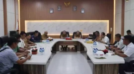 Keterangan foto : Mahasiswa mendesak Komisi Pemberantasan Korupsi (KPK) untuk segera memanggil dan memeriksa Bupati Nias Utara, Amizaro Waruwu, bersama Sekretaris Daerah (Sekda) Pemkab Nias Utara, Kamis (25/1/2024)