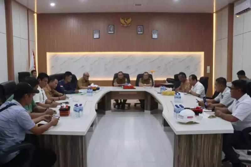 Keterangan foto : Mahasiswa mendesak Komisi Pemberantasan Korupsi (KPK) untuk segera memanggil dan memeriksa Bupati Nias Utara, Amizaro Waruwu, bersama Sekretaris Daerah (Sekda) Pemkab Nias Utara, Kamis (25/1/2024)