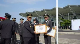 Keterangan foto : Pelaksanaan Upacara Peringatan Hari Bhakti Imigrasi ke-74 Kanwil Kemenkumham Jabar difokuskan di Bandar Udara Internasional Jawa Barat (BIJB) Kertajati, Jumat (26/1/2024)