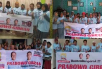 Keterangan foto : Relawan Alumni Aktivis Cipayung ALL CIPAYUNG - Tim 8 Tim 8 Relawan Jokowi Bergerak Bersama Prabowo (Tim 8-RJBBP) yang lebih dikenal sebagai relawan kampung terus bergerak ke rumah-rumah warga, Jumat (26/1/2024)