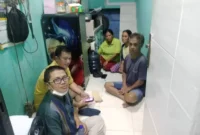 Keterangan foto : Dua orang tua anak, yakni Dedy Sudrajat yang merupakan Orang Tua dari Akbar Ramadhan, dan Yulianti yang merupakan Orang Tua dari Diksi Agi Baskara memohon kepada Kepala Kepolisian Sektor Tebet (Kapolsek Tebet), Kompol Murodih, agar kiranya melepaskan anak-anak mereka yang ditahan, Selasa (30/1/2024)