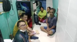 Keterangan foto : Dua orang tua anak, yakni Dedy Sudrajat yang merupakan Orang Tua dari Akbar Ramadhan, dan Yulianti yang merupakan Orang Tua dari Diksi Agi Baskara memohon kepada Kepala Kepolisian Sektor Tebet (Kapolsek Tebet), Kompol Murodih, agar kiranya melepaskan anak-anak mereka yang ditahan, Selasa (30/1/2024)