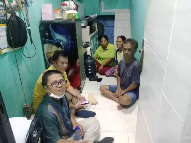 Keterangan foto : Dua orang tua anak, yakni Dedy Sudrajat yang merupakan Orang Tua dari Akbar Ramadhan, dan Yulianti yang merupakan Orang Tua dari Diksi Agi Baskara memohon kepada Kepala Kepolisian Sektor Tebet (Kapolsek Tebet), Kompol Murodih, agar kiranya melepaskan anak-anak mereka yang ditahan, Selasa (30/1/2024)
