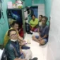 Keterangan foto : Dua orang tua anak, yakni Dedy Sudrajat yang merupakan Orang Tua dari Akbar Ramadhan, dan Yulianti yang merupakan Orang Tua dari Diksi Agi Baskara memohon kepada Kepala Kepolisian Sektor Tebet (Kapolsek Tebet), Kompol Murodih, agar kiranya melepaskan anak-anak mereka yang ditahan, Selasa (30/1/2024)