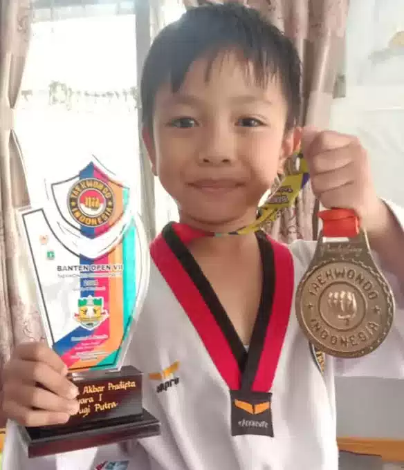 Siswa Min 2 Serang Sabet Medali Emas di Kejuaraan Taekwondo Banten Open Vll I Teras Media