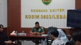 Keterangan foto : Komandan Kodim (Dandim) 0603 Lebak, Letkol Arh Erik Novianto menanggapi ramai di media social tentang adanya oknum TNI berseragam Polisi Militer yang berkeliaran di lokasi tambang emas PT SBJ, Rabu (2/1/2024)