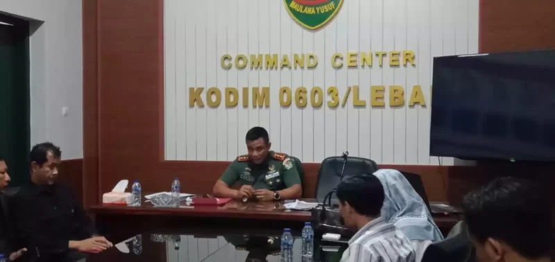 Keterangan foto : Komandan Kodim (Dandim) 0603 Lebak, Letkol Arh Erik Novianto menanggapi ramai di media social tentang adanya oknum TNI berseragam Polisi Militer yang berkeliaran di lokasi tambang emas PT SBJ, Rabu (2/1/2024)