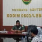 Keterangan foto : Komandan Kodim (Dandim) 0603 Lebak, Letkol Arh Erik Novianto menanggapi ramai di media social tentang adanya oknum TNI berseragam Polisi Militer yang berkeliaran di lokasi tambang emas PT SBJ, Rabu (2/1/2024)