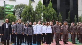 Keterangan foto : Kepala Kejaksaan Negeri Kota Tangerang I Ketut Maha Agung S.H., M.H melakukan apel siaga Adhiyaksa pemilu 2024 sebagai tindaklanjut arahan Kepala Kejaksaan Tinggi Banten melalui Surat B-405/M.6/Cs.2/2/2024, terkait apel siaga Adyaksa Pemilu 2024 di kantor Kejaksaan Negeri (Kejari) Kota Tangerang pada Senin (5/2/2024)