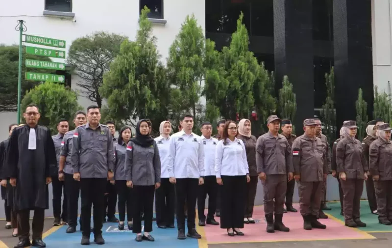 Keterangan foto : Kepala Kejaksaan Negeri Kota Tangerang I Ketut Maha Agung S.H., M.H melakukan apel siaga Adhiyaksa pemilu 2024 sebagai tindaklanjut arahan Kepala Kejaksaan Tinggi Banten melalui Surat B-405/M.6/Cs.2/2/2024, terkait apel siaga Adyaksa Pemilu 2024 di kantor Kejaksaan Negeri (Kejari) Kota Tangerang pada Senin (5/2/2024)