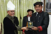 Keterangan foto : Jenderal TNI Maruli Simanjuntak, M.Sc. resmi menyandang gelar dari Kesultanan Ternate, “Kapita Ahi Besi Malamo” (Panglima Besar Angkatan Darat), dalam Kunjungan Kerja (Kunker) nya di Ternate, Maluku Utara, Senin (5/2/2024)