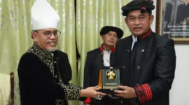 Keterangan foto : Jenderal TNI Maruli Simanjuntak, M.Sc. resmi menyandang gelar dari Kesultanan Ternate, “Kapita Ahi Besi Malamo” (Panglima Besar Angkatan Darat), dalam Kunjungan Kerja (Kunker) nya di Ternate, Maluku Utara, Senin (5/2/2024)