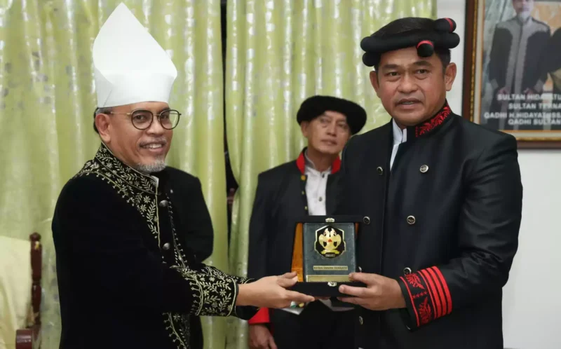 Keterangan foto : Jenderal TNI Maruli Simanjuntak, M.Sc. resmi menyandang gelar dari Kesultanan Ternate, “Kapita Ahi Besi Malamo” (Panglima Besar Angkatan Darat), dalam Kunjungan Kerja (Kunker) nya di Ternate, Maluku Utara, Senin (5/2/2024)