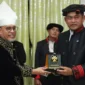 Keterangan foto : Jenderal TNI Maruli Simanjuntak, M.Sc. resmi menyandang gelar dari Kesultanan Ternate, “Kapita Ahi Besi Malamo” (Panglima Besar Angkatan Darat), dalam Kunjungan Kerja (Kunker) nya di Ternate, Maluku Utara, Senin (5/2/2024)