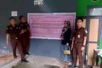Keterangan foto : Tim Penyidik Kejaksaan Tinggi Sulawesi Selatan (Kejati Sulsel) menyita aset para tersangka kasus dugaan mafia tanah pada pembayaran ganti rugi lahan Proyek Strategis Nasional (PSN) pembangunan Bendungan Paselloreng di Kabupaten Wajo pada tahun 2021.