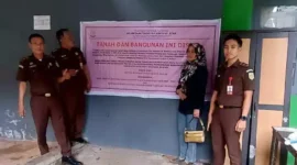 Keterangan foto : Tim Penyidik Kejaksaan Tinggi Sulawesi Selatan (Kejati Sulsel) menyita aset para tersangka kasus dugaan mafia tanah pada pembayaran ganti rugi lahan Proyek Strategis Nasional (PSN) pembangunan Bendungan Paselloreng di Kabupaten Wajo pada tahun 2021.