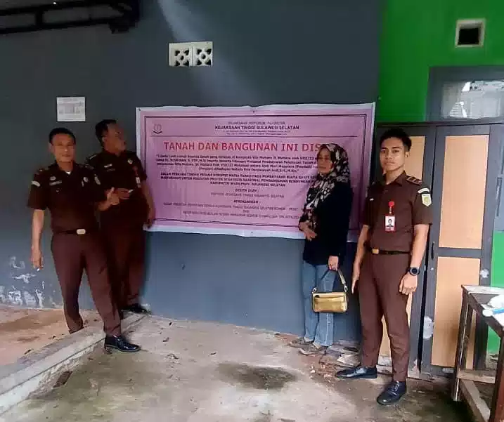 Keterangan foto : Tim Penyidik Kejaksaan Tinggi Sulawesi Selatan (Kejati Sulsel) menyita aset para tersangka kasus dugaan mafia tanah pada pembayaran ganti rugi lahan Proyek Strategis Nasional (PSN) pembangunan Bendungan Paselloreng di Kabupaten Wajo pada tahun 2021.
