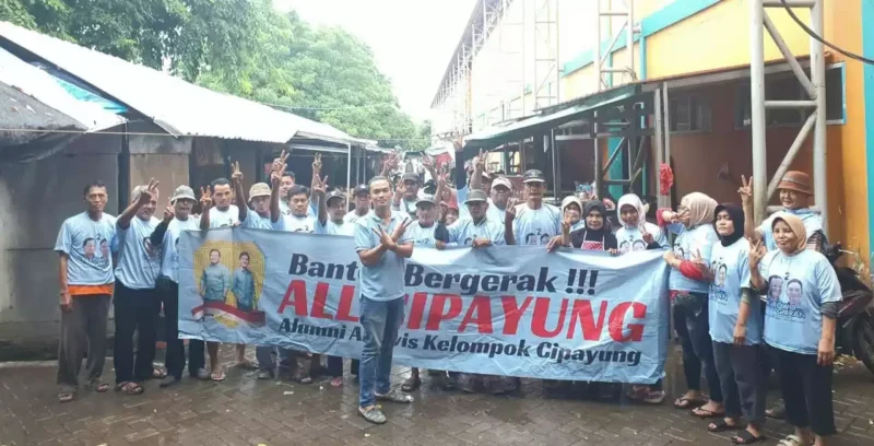 Keterangan foto : Relawan Alumni Aktivis Kelompok All Cipayung kembali bergerak, kali ini sasaran yang mereka tuju yaitu para pedagang di Pasar Kota Cilegon.