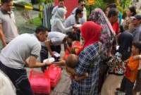 Keterangan foto : Petugas Lapas Cirebon Laksanakan Jumat berbagi Pada Warga Sekitar, (Jum'at, 9/2/2024)