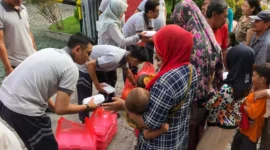 Keterangan foto : Petugas Lapas Cirebon Laksanakan Jumat berbagi Pada Warga Sekitar, (Jum'at, 9/2/2024) 